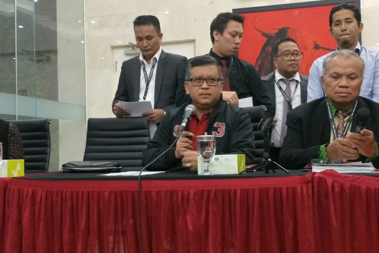 Sekjen PDI-P Hasto Kristiyanto dan Koordinator Tim Hukum PDI-P Teguh Samudera di Kantor DPP PDI-P