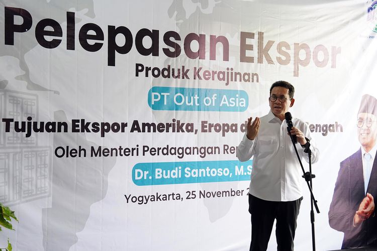 Mendag Budi saat menghadiri pelepasan ekspor produk kerajinan UMKM melalui PT Out of Asia di Bantul, Daerah Istimewa (DI) Yogyakarta, Senin (25/11/2024). 