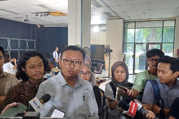 Ketua YLBHI Muhammad Isnur usai konferensi pers menolak RUU Polri di Menteng, Jakarta Pusat, Minggu (2/6/2024).