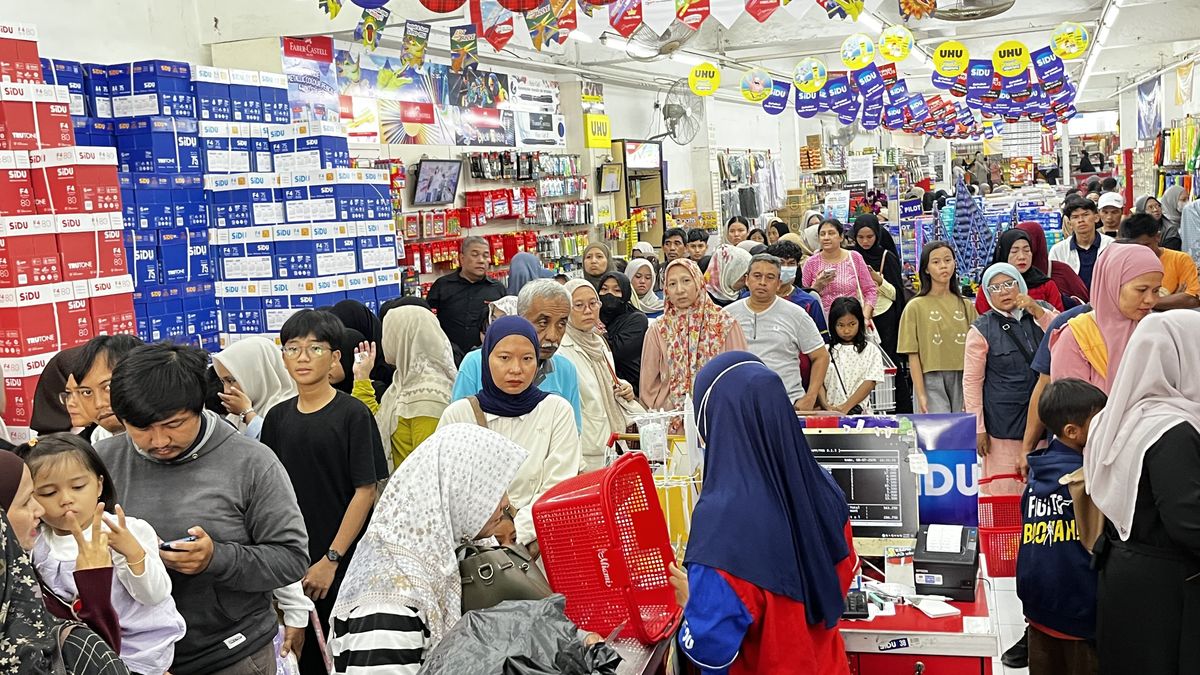 Jelang Tahun Ajaran Baru, Warga Purwakarta Rela Antre dan Berdesakan demi Buru Perlengkapan Sekolah