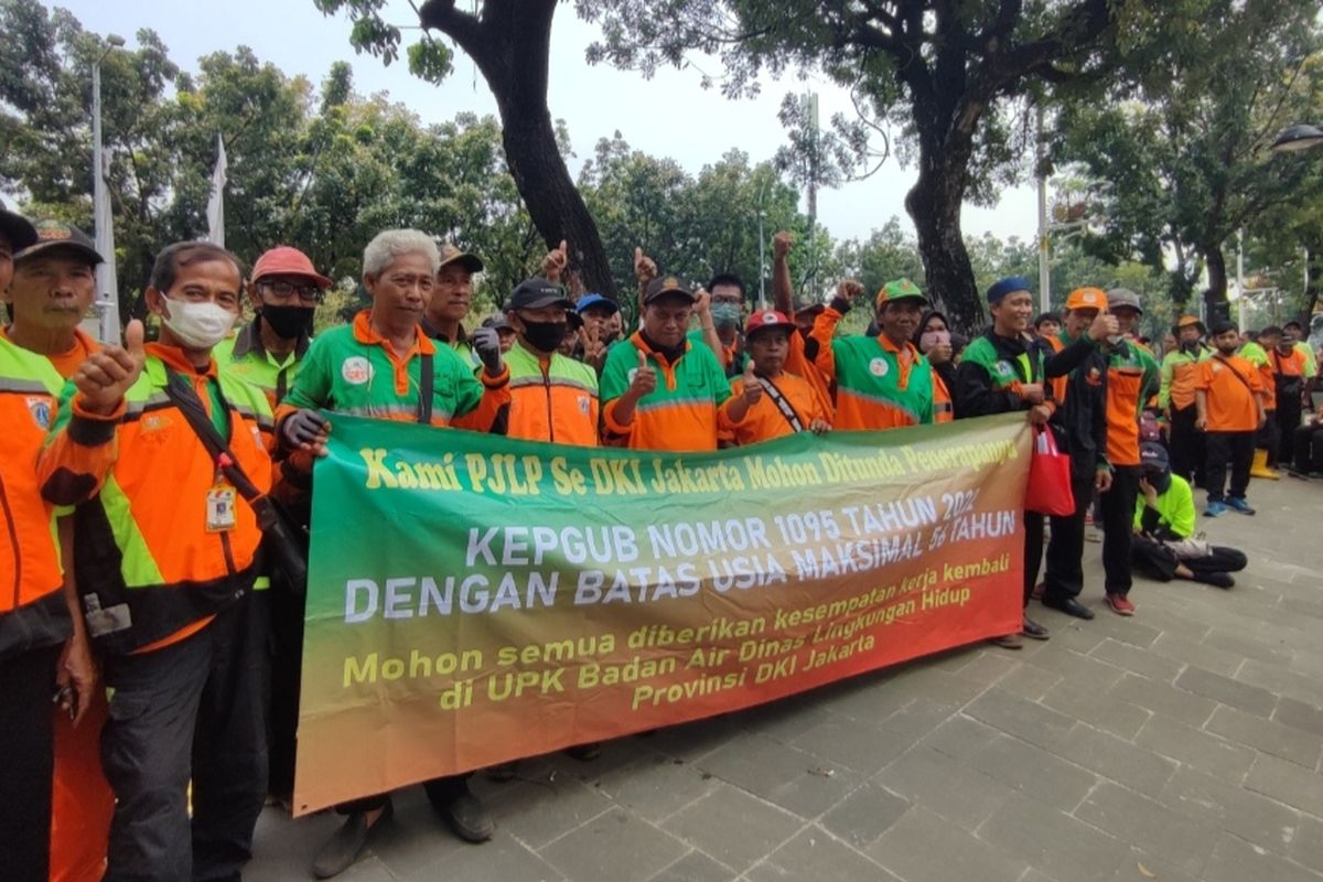 Sejumlah mantan penyedia jasa lainnya orang perorangan (PJLP) Unit Pelaksana Kebersihan (UPK) Badan Air Dinas Lingkungan Hidup (DLH) DKI Jakarta menggelar aksi unjuk rasa di depan Gedung Balai Kota, Gambir, Senin (13/3/2023). 