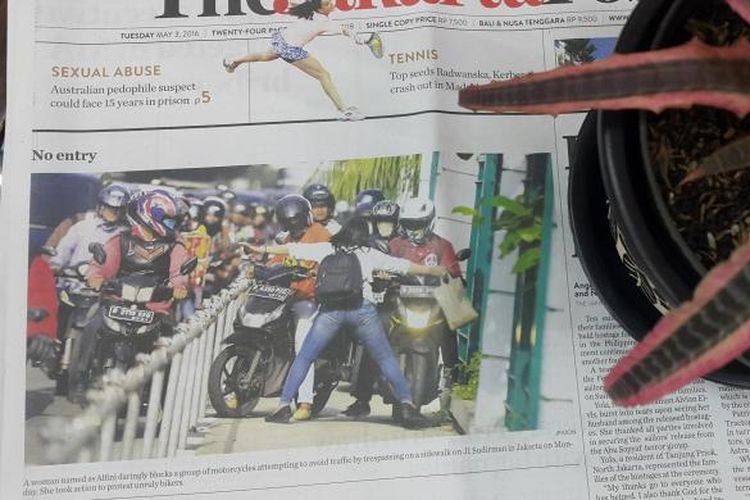 Foto utama halaman 1 The Jakarta Post edisi Selasa (43/5/2016) yang menggambarkan keberanian Alfini menghadang para pemotor yang memakan trotoar di dekat Stasiun Sudirman, Jakarta.
