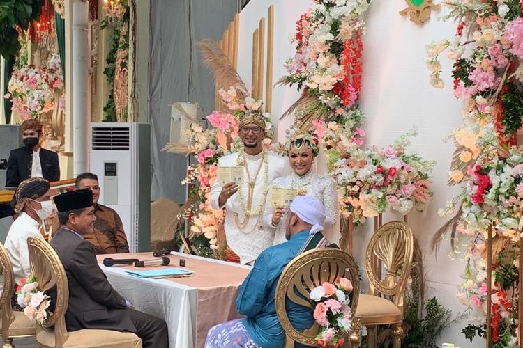 Artis peran Roro Fitria telah resmi dipersunting oleh Andri Irwan. Proses pernikahan digelar secara tertutup di Hotel Grand Kemang, Jakarta Selatan, Rabu (29/12/2021).