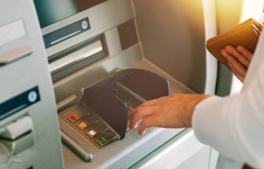cara top up GoPay lewat ATM BCA, Mandiri, BRI, dan BNI.
