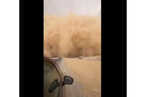 Bak Adegan Film, Detik-detik Badai Pasir di Mesir Terekam Kamera