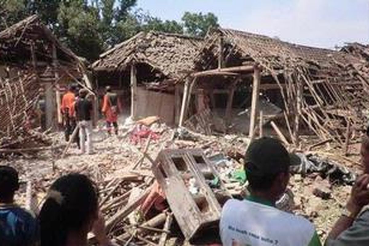 Rumah Ponari (50), warga Kabupaten Malang, Jawa Timur, seorang peracik bahan petasan yang meledak. Rumahnya hancur dan tiga orang tewas dalam ledakan tersebut, Rabu (15/8/2012).