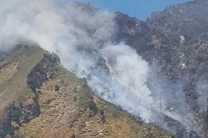 Kebakaran Semakin Meluas, TWA Kawah Ijen Ditutup 