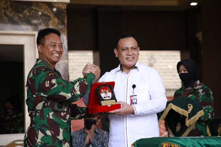 Ketua KPK Firli Bahuri dan KSAD Jenderal TNI Andika Perkasa dalam acara serah terima aset di Markas Besar TNI AD, Senin (27/7/2020).