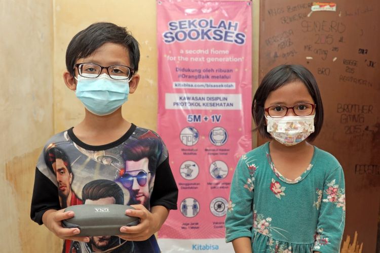 Anak didik di program Sekolah Sookses mendapatkan bantuan 13 paket kacamata dan 1000 sembako melalui program CSR SiCepat pada Selasa (31/8/2021) di kawasan Jakarta Barat.