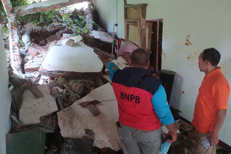 Kondisi rumah yang tetimpa longsor dan menewaskan seorang anak di Desa Karangsari, Kecamatan Kebasen, Kabupaten Banyumas, Jawa Tengah, Sabtu (8/10/2022).