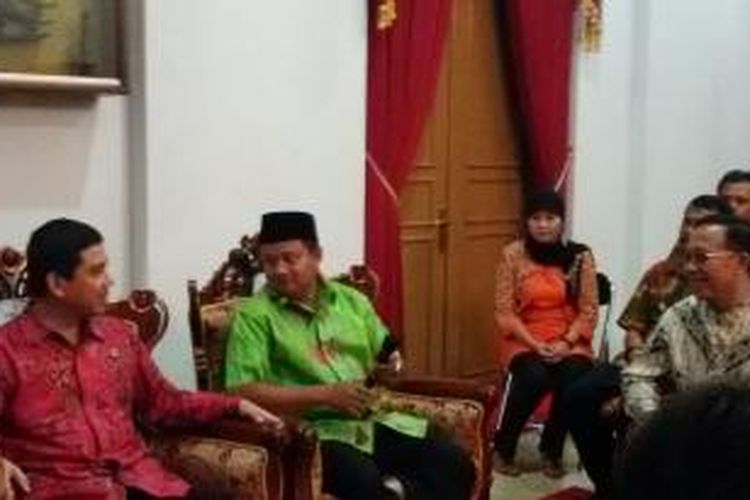 Menpan RB RI Yuddy Crysnandi sedang bertemu Bupati Tasikmalaya Uu Ruzhanul Ulum, bersama para pejabat setempat, Sabtu (22/11/2014) petang. 