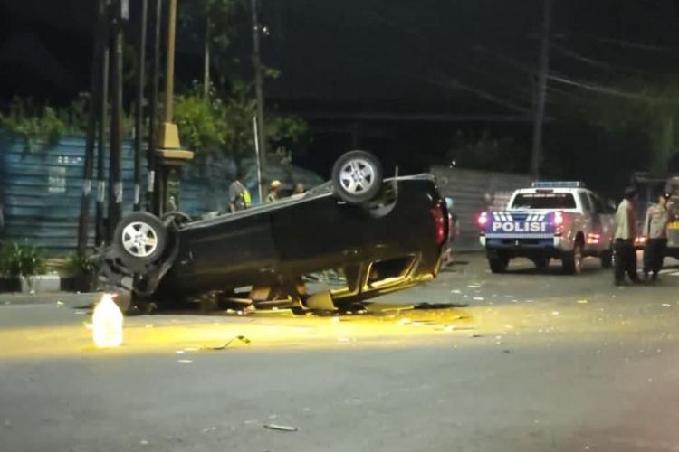 Mobil Kijang Innova Tabrak Becak Parkir hingga Terbalik di Tuban, 4 Orang Terluka