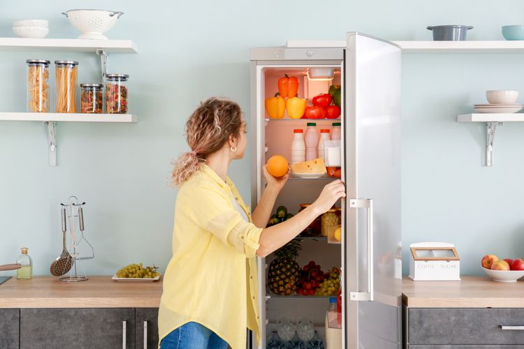 Sering membuka kulkas dan makan sambil berdiri bisa menggagalkan program diet.