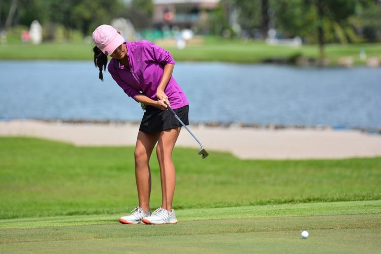 Pegolf Muda Indonesia Kelahiran AS, Laura Seca Widyatmodjo, beraksi di lapangan golf.