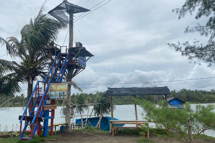 Tempat outbond seperti flying fox di Pantai Karang Tirta, Pangandaran, Jawa Barat. 