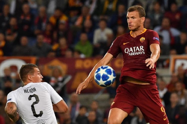 Lukas Hejda mencoba menahan laju Edin Dzeko saat AS Roma vs Viktoria Plzen beradu dalam lanjutan Liga Champions di Stadion Olimpico, 2 Oktober 2018. 