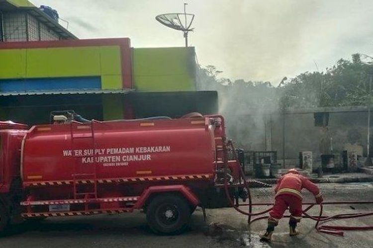 SPBU Tanggeung di Kampung Sukalaksana RT 03/04, Desa Tanggeung, Kecamatan Tanggeung, Kabupaten Cianjur, Jabar, terbakar. Akibatnya empat orang petugas mengalami luka bakar, Rabu (15/1/2025). 