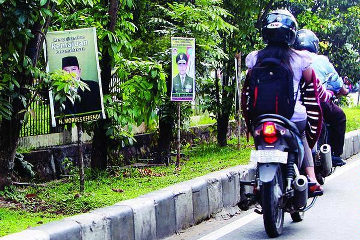 Sejumlah spanduk yang menampilkan  foto diri bakal calon gubernur Kalimantan Barat dan janji-janji mereka  agar dipilih banyak menghiasai Jalan Ahmad Yani, Pontianak, Kalimantan Barat, Senin (28/5). 
