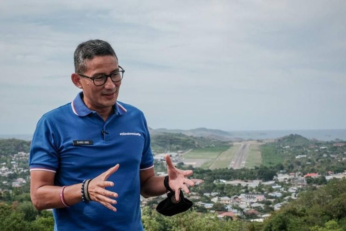 Foto : Menteri Pariwisata dan Ekonomi Kreatif (Menparekraf), Sandiaga Uno bersama Menkes Singapura, Ong Ye Kung tengah menyaksikan keindahan Labuan Bajo dari view point Parapuar, Kawasan Pengembangan Pariwisata Terpadu Badan Pelaksana Otorita Labuan Bajo Flores, Sabtu (29/10/2022) sore 