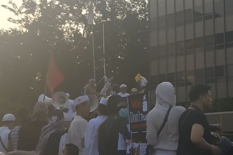 Amien Rais saat mendatangi pengunjuk rasa di Bawaslu RI, Jakarta Pusat, Rabu (22/5/2019)