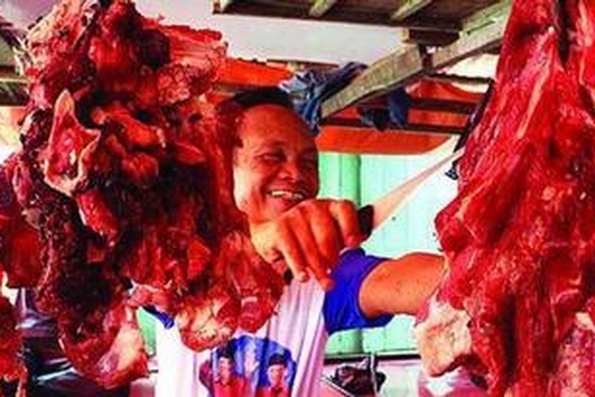 Penjual daging di pasar tradisional.