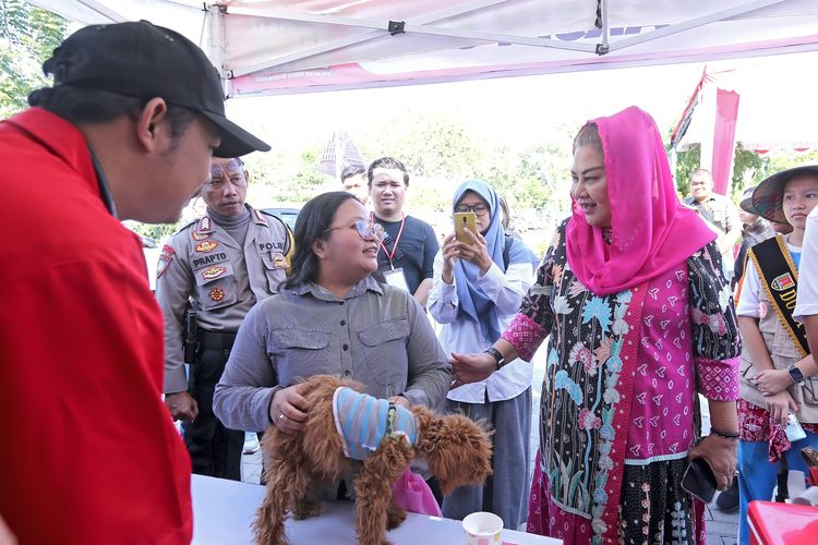 Wali Kota (Walkot) Semarang Hevearita Gunaryanti Rahayu dalam kegiatan vaksinasi dan sterilisasi gratis bagi kucing dan anjing di halaman kantor Dinas Pertanian (Dispertan) Kota Semarang, Jumat (13/0/2024). 