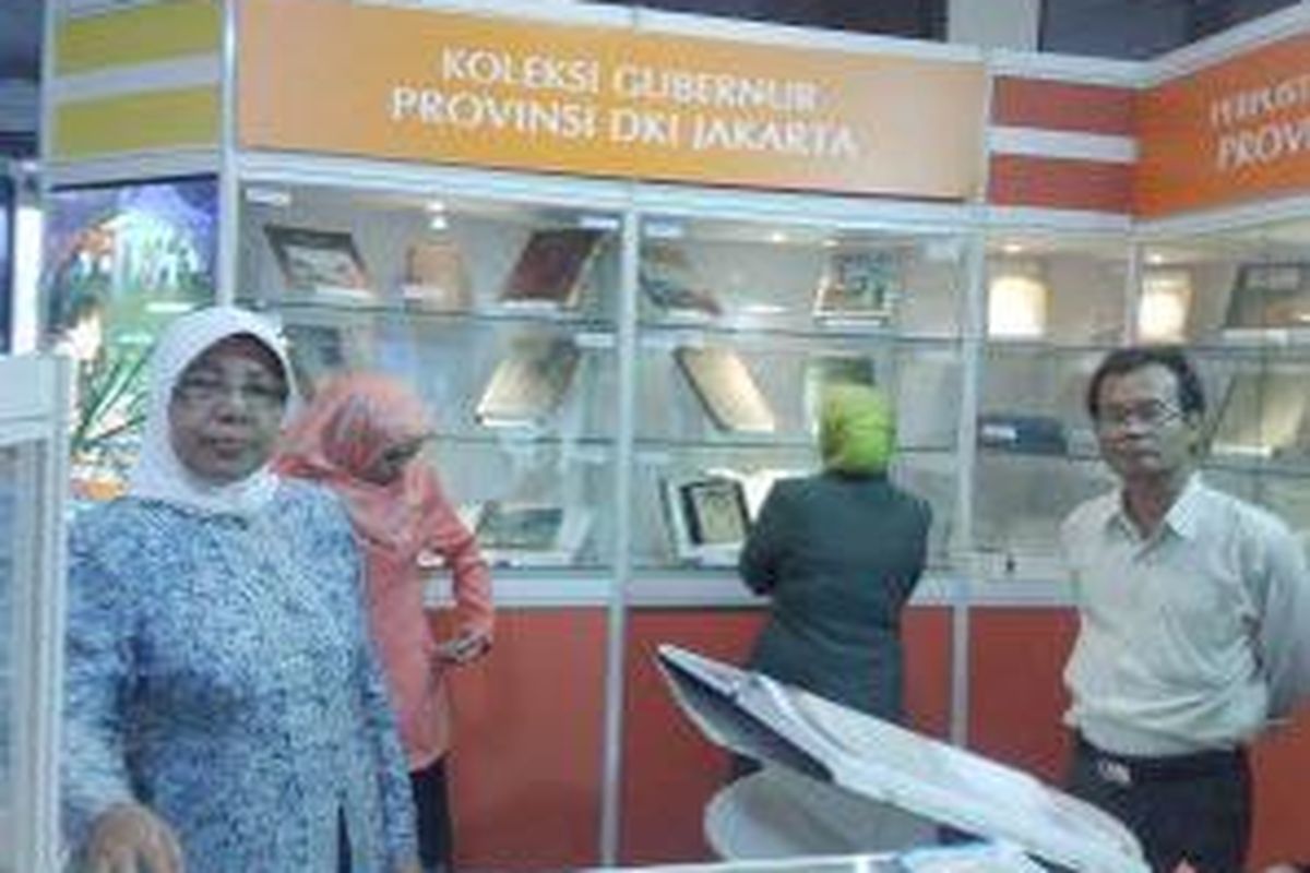 Sebanyak 37 buku koleksi pribadi Gubernur DKI Jakarta Fauzi Bowo dipamerkan di Pesta Buku Jakarta, Istora Senayan, hingga Minggu 6 Juli. Buku-buku ini sebagian besar diterbitkan penulis Belanda dan bercerita tentang Batavia.  