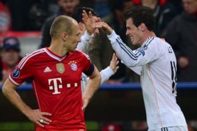 Gelandang Real Madrid, Gareth Bale (kanan), merayakan gol yang dicetak Cristiano Ronaldo (tengah) ke gawang Bayern Muenchen di Stadion Allianz Arena, Muenchen, Selasa (29/4/2014). Terlihat, pemain Bayern, Arjen Robben (depan), karena gawang timnya kebobolan.