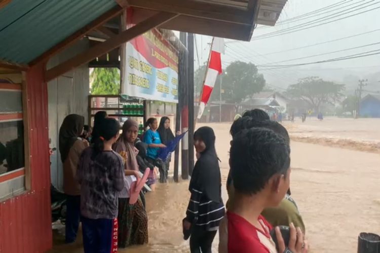 Cerita Korban Banjir Bah Mamuju Selamatkan Diri Di Atas Pohon Selama 5 Jam