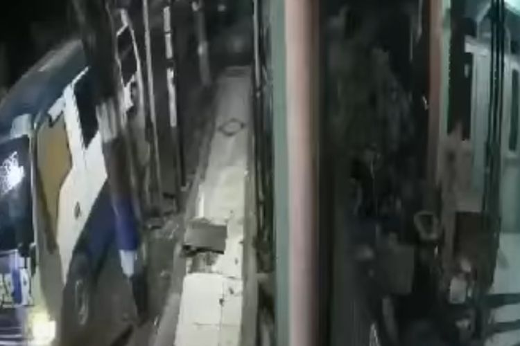 Potongan video pencurian manhole yang terekam CCTV