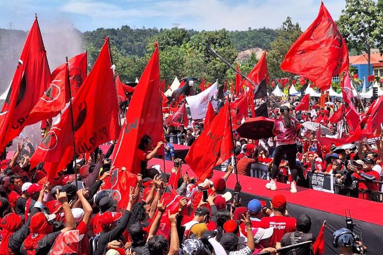 Sejumlah massa yang sudah berkumpul sejak pagi menunggu kedatangan Mahfud MD, Cawapres Nomor 3 dari Partai Kolasisi PDI Perjuangan, PPP, Partai Hanura dan Partai Perindo. Tidak saja Mahfud, dalam kampanye tersebut juga dihadiri oleh Jendral TNI (Purn) Muhammad Andika Perkasa dan Komjen Pol (Purn) Gatot Eddy Pramono.