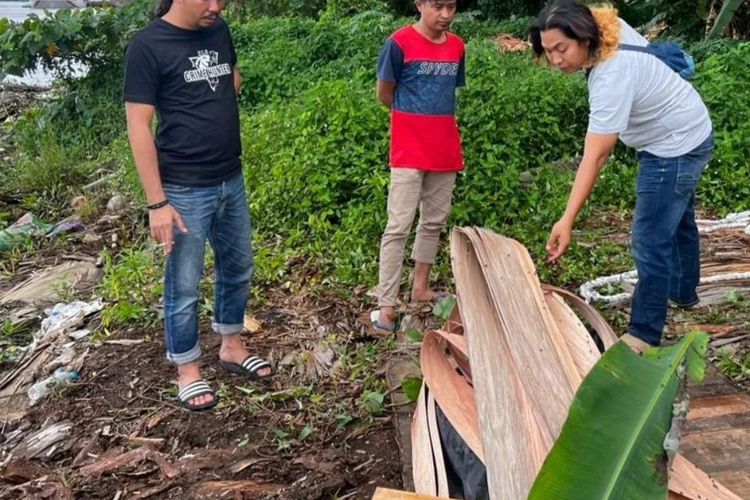Jasad wanita terbungkus dan terikat kabel ditemukan di tepi Sungai Barito, Kecamatan Alalak, Kabupaten Barito Kuala, Kalsel. 