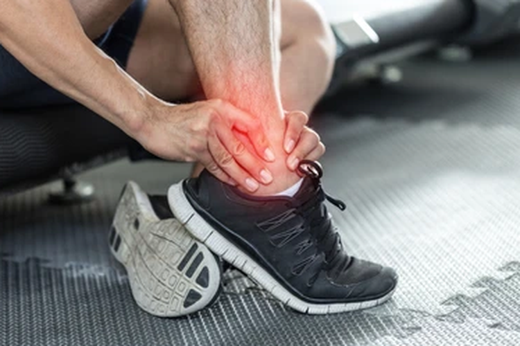 Cedera olahraga bisa terjadi akibat latihan fisik maupun saat berolahraga. 