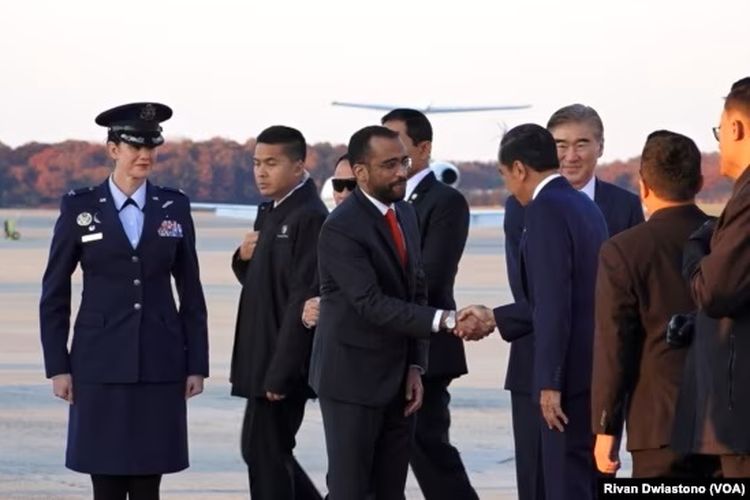 Presiden Joko Widodo menyalami Duta Besar AS untuk ASEAN Yohannes Abraham setibanya di pangkalan udara Joint Base Andrews di Maryland, Minggu, 12 November 2023.