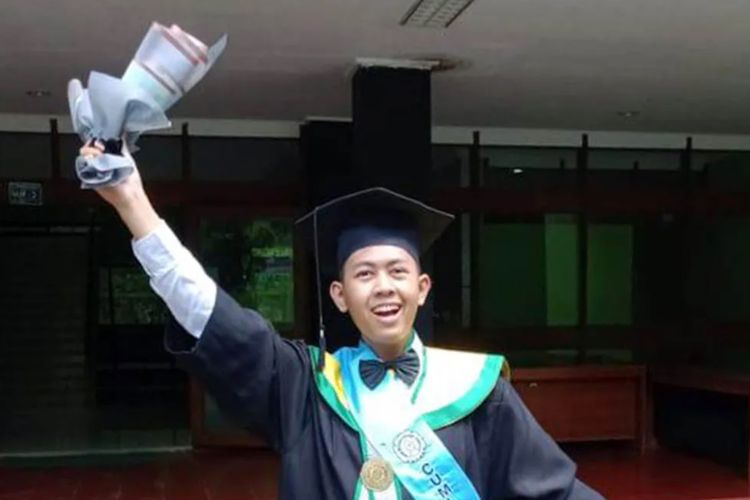 Mahasiswa UNS bernama Rizal Galih Pradana lulus kuliah tanpa skripsi.
