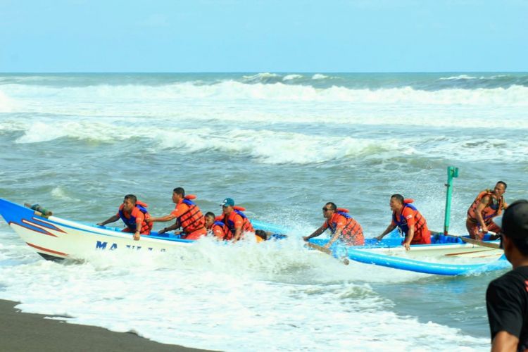 Tim Sar Satlinmas Pantai Parangtritis, Bantul, Mencari Seseorang Wisatawan yang Hilang (Dokumen SAR Satlinmas Parangtritis)