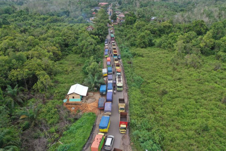 Jalan nasional di Provinsi Jambi yang dilintasi truk batubara.
