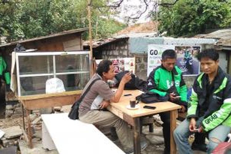 Pengemudi Go-Jek menunggu order dari penumpang di Jalan Menteng Pulo, Menteng Atas, Jakarta Selatan, Selasa (3/11/2015). Tampak pula pengemudi GrabBike di sana.