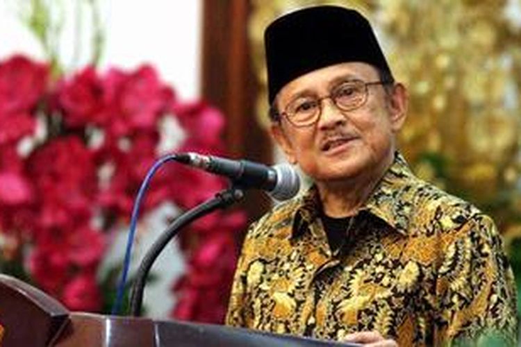 Mantan Presiden BJ Habibie ketika memberikan orasi di hadapan pejabat Provinsi Sulawesi Utara dan Peserta Hari Pers Nasional 2013 yang diselenggarakan di Manado.