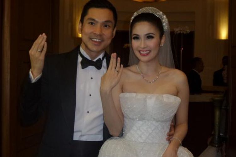 Sandra Dewi dan Harvey Moeis menunjukkan cincin pernikahan mereka dalam jumpa pers di The Dharmawangsa, Kebayoran Baru, Jakarta Selatan, Selasa (8/11/2016) malam.