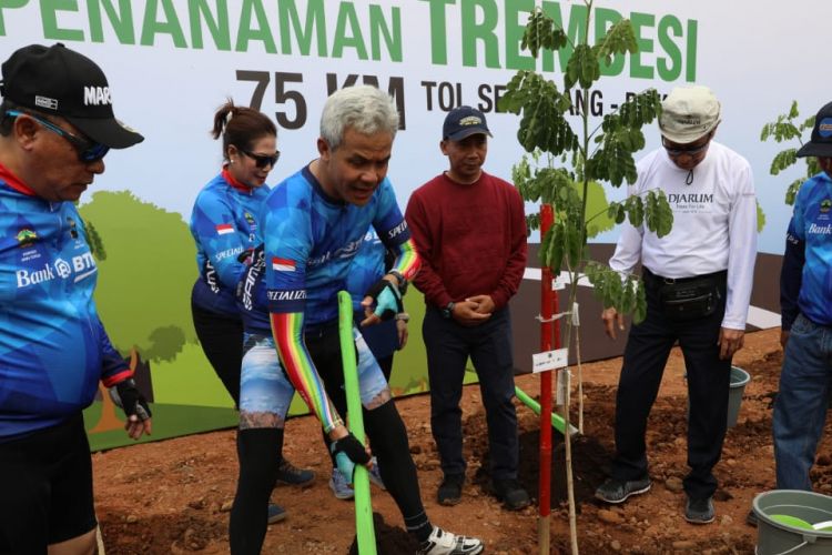 Gubernur Ganjar Pranowo menanam bibit pohon trembesi seusai menyelesaikan BTN tour de Borobudur XVIII 2018 etape Semarang-Kalikuto, Sabtu (3/11/2018)