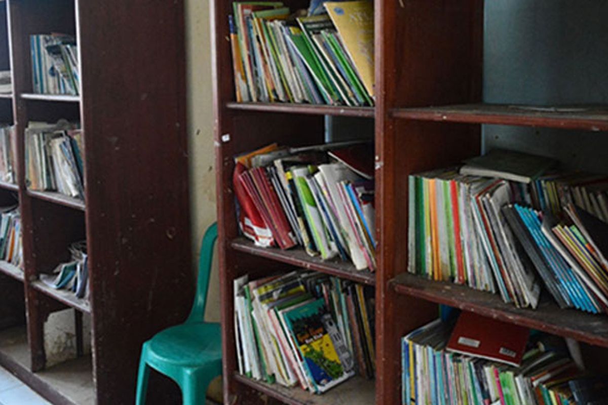 Potret Perpustakaan SDN 47 Manado (24/7) memanfaatkan ruang serbaguna untuk menyimpan koleksi buku bacaan bagi para siswa. Namun seiring perkembangan waktu, sebagian besar buku disimpan di pojok bacaan kelas agar tidak terancam dengan genangan air banjir.