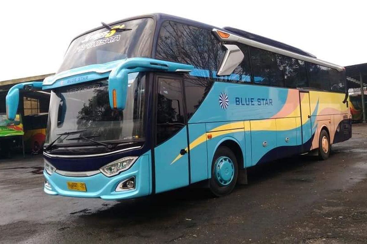 Salah satu armada bus AKAP milik Blue Star