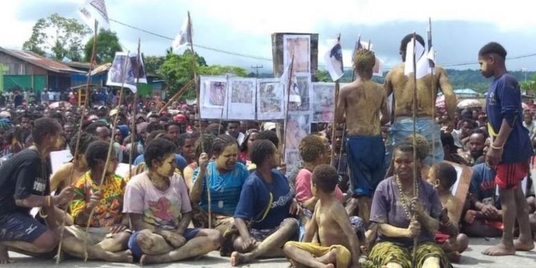 Gelombang aksi demonstrasi terjadi di Nduga, di pegunungan tengah Papua, menuntut keadilan tewasnya dua warga diduga oleh pasukan TNI.