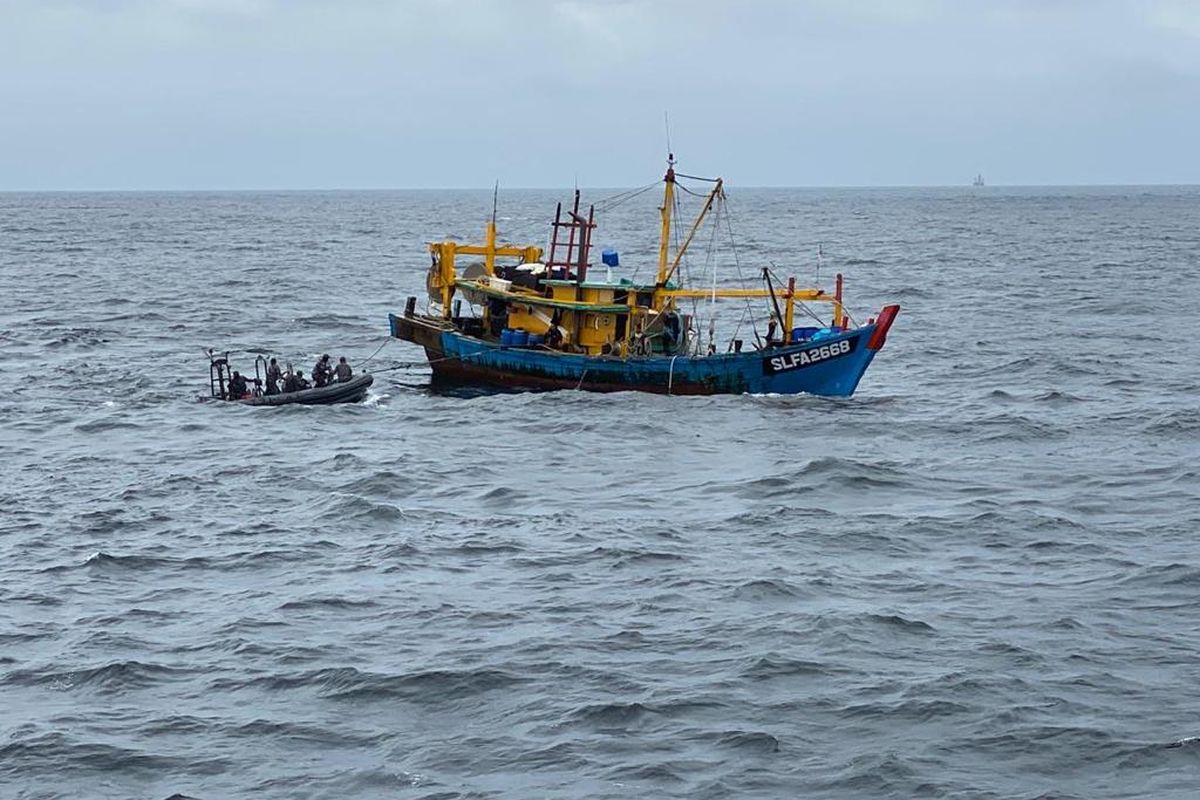 Kapal ikan asing (KIA) berbendera Malaysia diringkus oleh Satgas 115, di Perairan ZEEI, Pulau Berhala, Sumatera Utara, Kamis (12/11/2020).