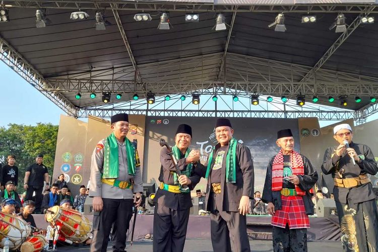 Ribuan pendekar dan jawara dari berbagai perguruan silat memecahkan rekor MURI peragaan golok terbanyak di Stadion Maulana Yusuf Kota Serang, Banten. Minggu (17/12/2023).