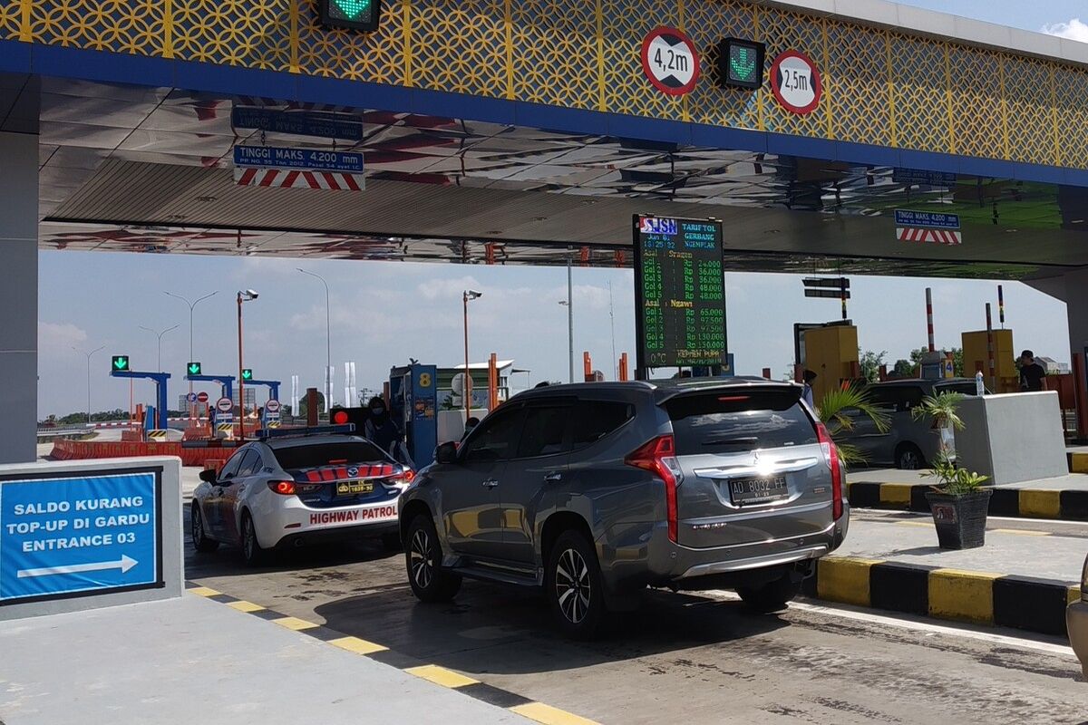 Sejumlah kendaraan melintas di Gerbang Tol Ngemplak ruas tol Solo-Ngawi.