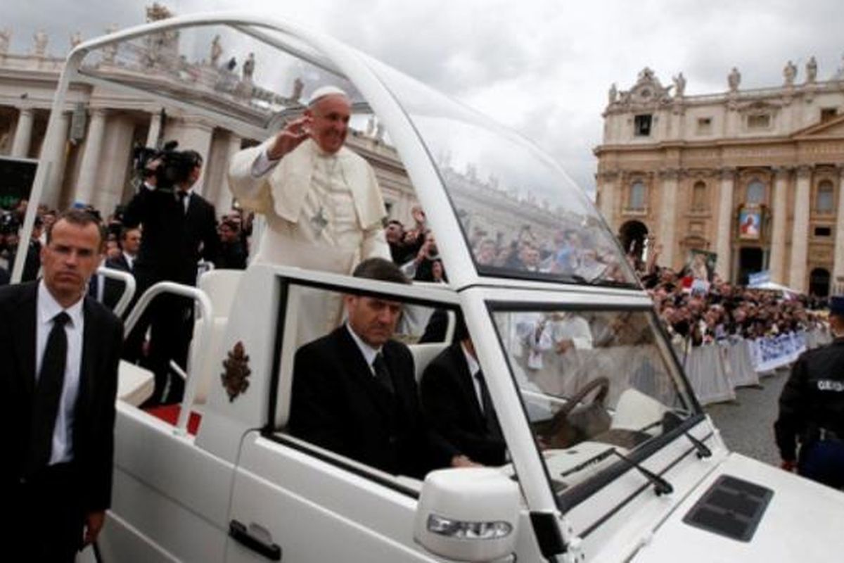 Paus Fransiskus dalam Popemobile di Lapangan Santo Petrus, Vatikan.