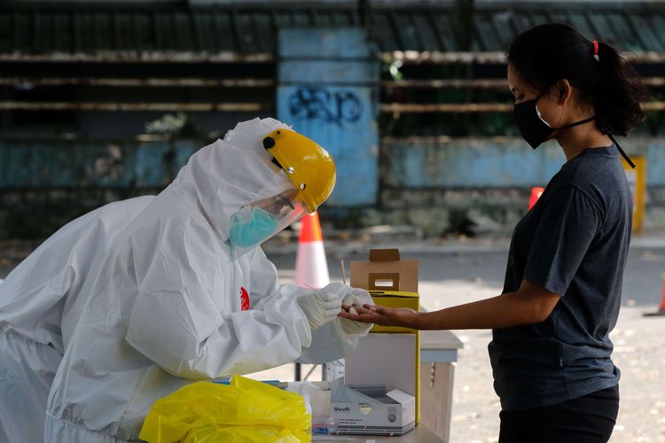 Petugas medis Dinas Kesehatan Kota Bogor melakukan uji cepat (rapid test) massal Covid-19 dengan skema drive thru di GOR Pajajaran, Bogor, Sabtu (4/4/2020). Sebanyak 128 orang dalam pemantauan (ODP) mengikuti rapid test ini dari target 284 orang.