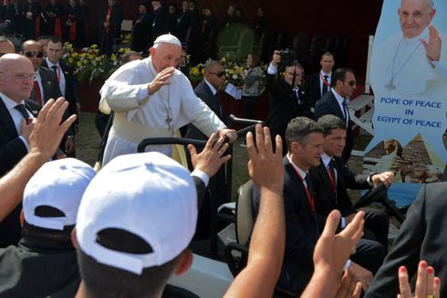 Abaikan ISIS, Paus Fransiskus Muncul dengan Mobil Terbuka di Kairo